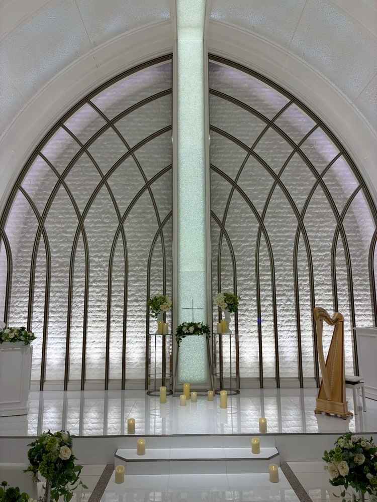 チャペル②真っ白で天井が高くとても理想的でした。