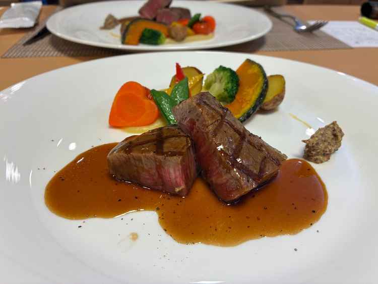 メインの肉料理です。とても柔らかくて美味しかったです。