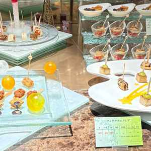 挙式と披露宴の間にゲストと交流できるお時間があるそうです。食事もご用意されていました。