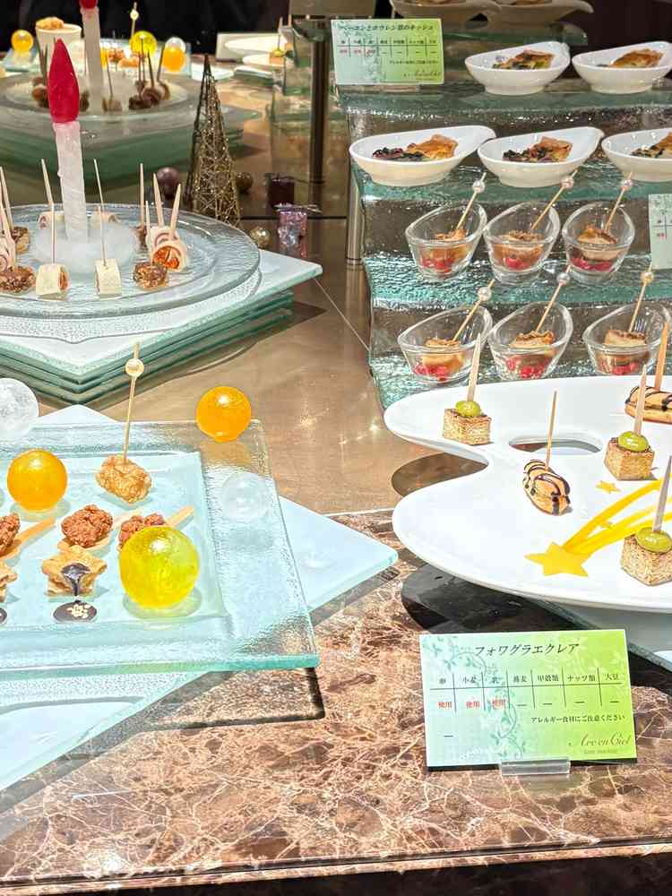 挙式と披露宴の間にゲストと交流できるお時間があるそうです。食事もご用意されていました。