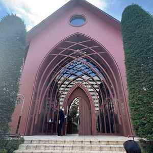 ガラスのチャペル。自然光が多く入りきれいな会場である。入口手前には階段がありこちらも魅力的。