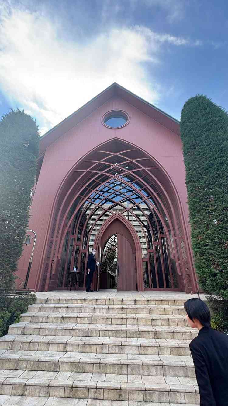 ガラスのチャペル。自然光が多く入りきれいな会場である。入口手前には階段がありこちらも魅力的。