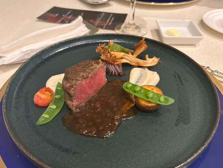 メインのお肉料理。柔らかく、とても美味しかったです。