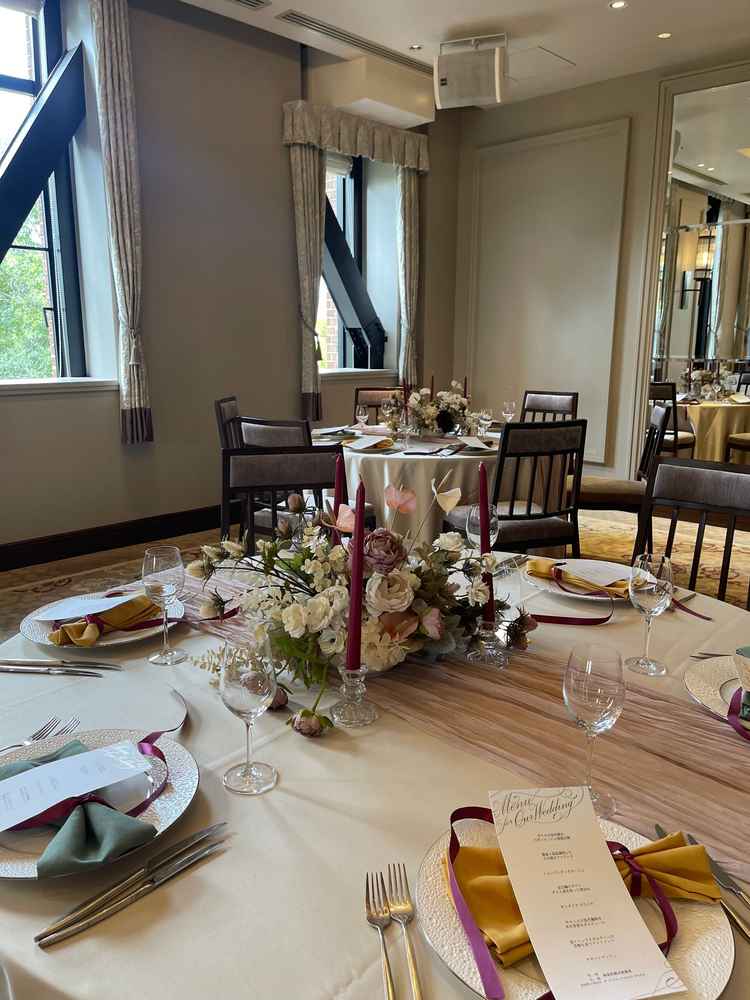 テーブル装花や照明のバランスも絶妙で、ゲストが心地よく過ごせる温かい雰囲気の披露宴会場だと感じました