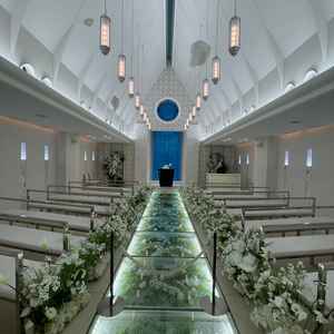 白を基調にした明るいチャペルで、大きくはないので、少人数でもスカスカにならなくて良いと思いました