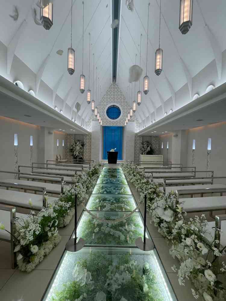 白を基調にした明るいチャペルで、大きくはないので、少人数でもスカスカにならなくて良いと思いました