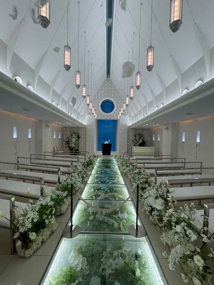 白を基調にした明るいチャペルで、大きくはないので、少人数でもスカスカにならなくて良いと思いました