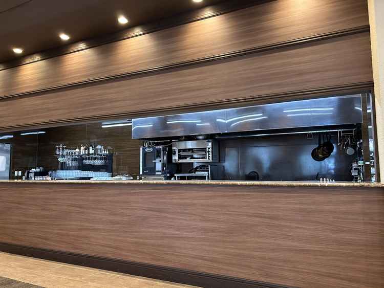 披露宴会場の中にあるオープンキッチン。二つの披露宴会場はともにオープンキッチンで臨場感を味わえる。