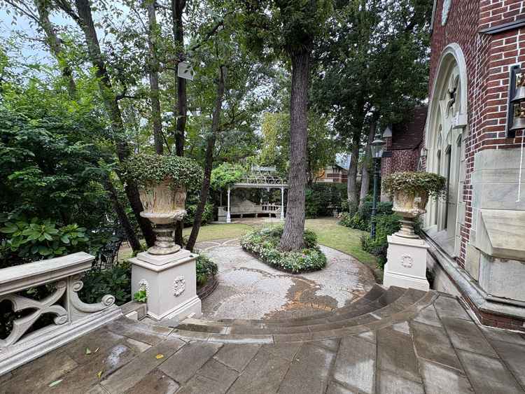 ガーデンもしっかりあり、デザートブッフェのオプションも楽しむことができる。