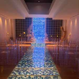 教会。バージンロードにバラが敷き詰められていて素敵でした。