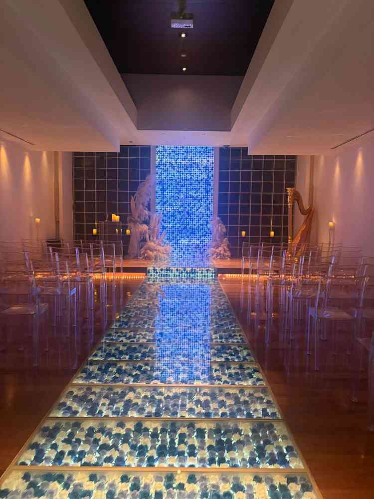 教会。バージンロードにバラが敷き詰められていて素敵でした。