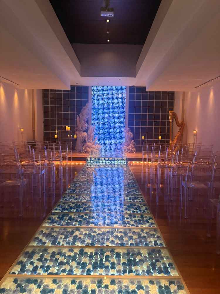 教会。バージンロードにバラが敷き詰められていて素敵でした。