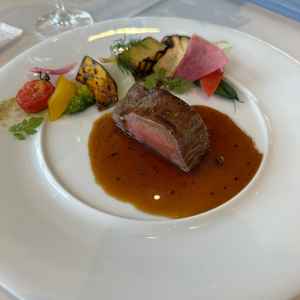 メインのお肉をいただきましたが、とても柔らかくて美味しくお料理のクオリティも高いなと感じました。