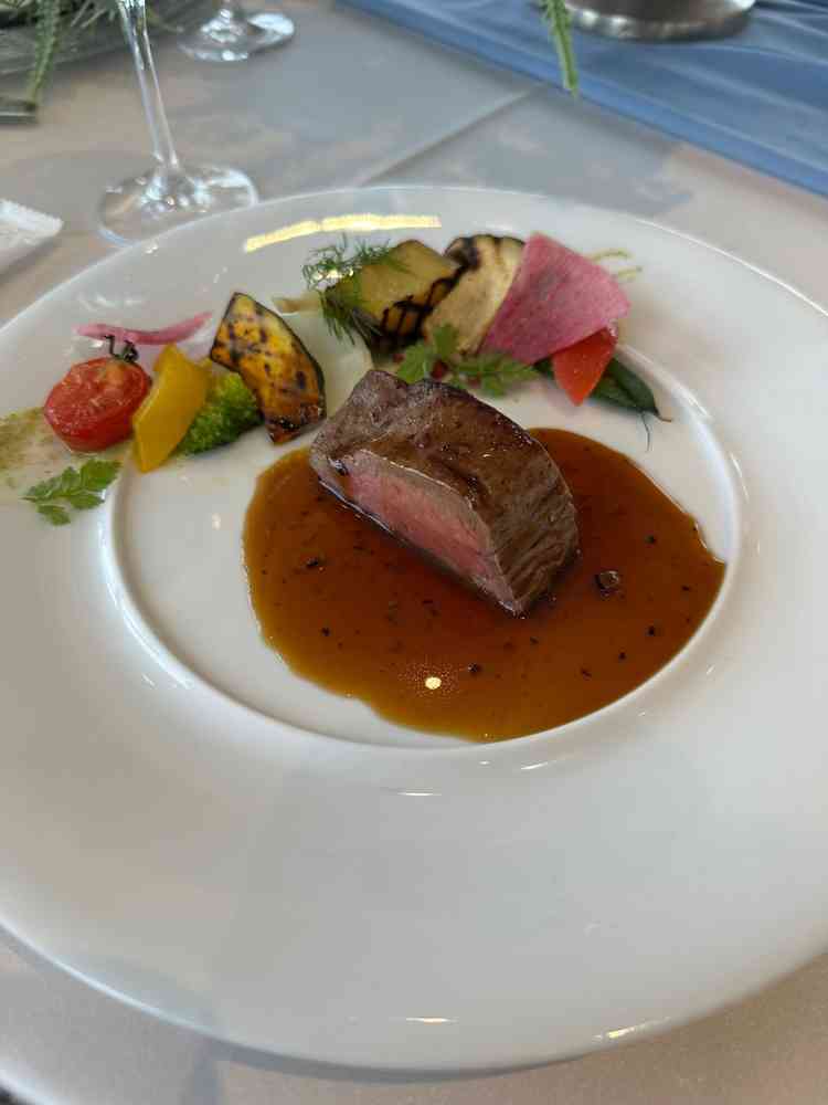 メインのお肉をいただきましたが、とても柔らかくて美味しくお料理のクオリティも高いなと感じました。