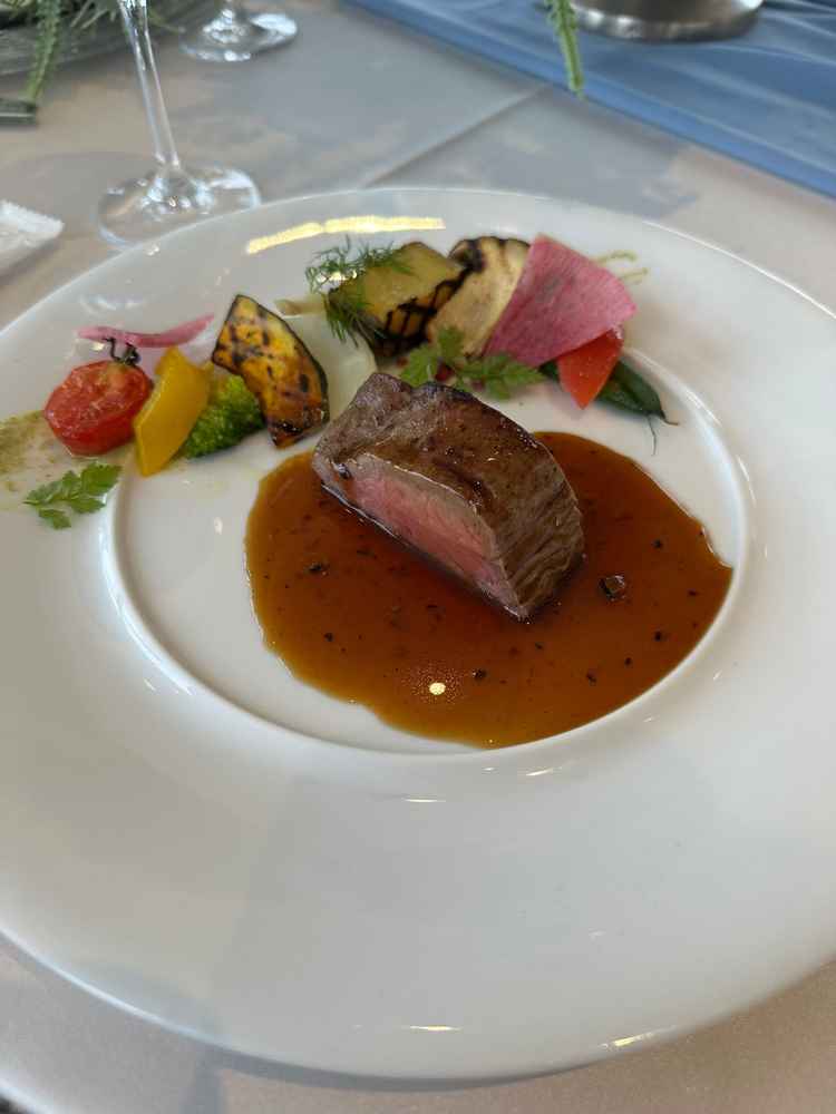 メインのお肉をいただきましたが、とても柔らかくて美味しくお料理のクオリティも高いなと感じました。