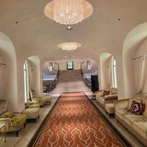 挙式前にゲストにお待ちいただくフロアです。クロークなど充実しています。