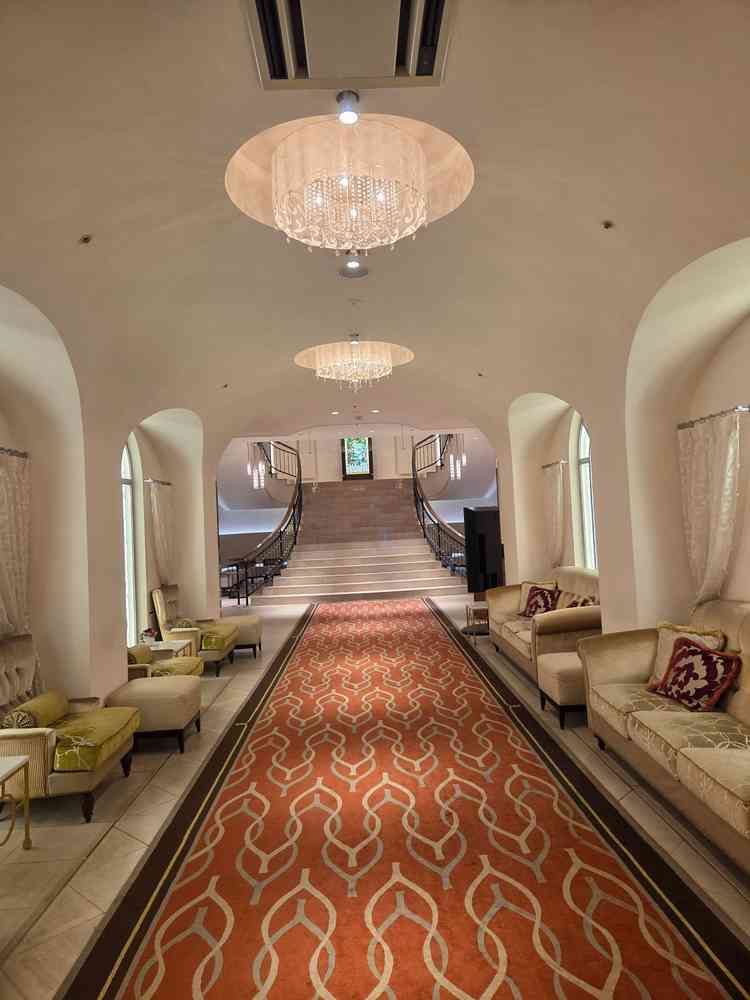 挙式前にゲストにお待ちいただくフロアです。クロークなど充実しています。