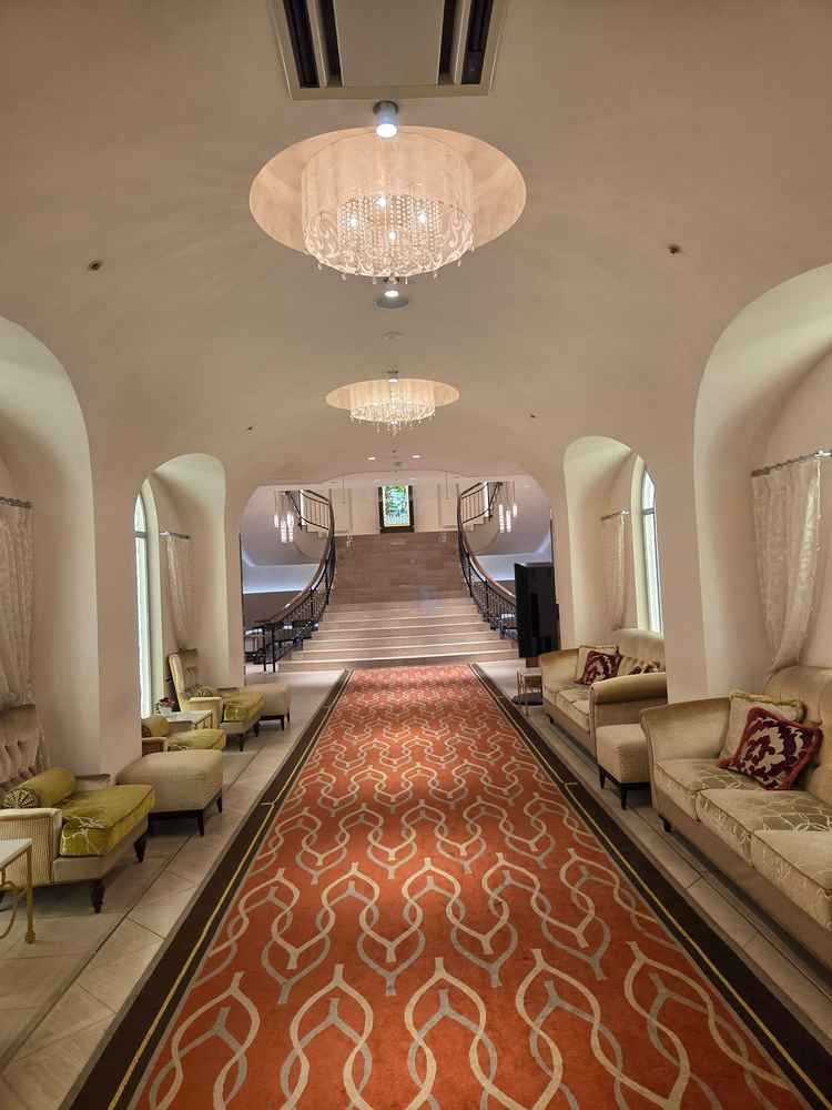 挙式前にゲストにお待ちいただくフロアです。クロークなど充実しています。