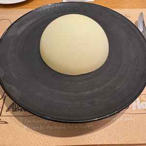 フルコースを試食しました。ソースをかけるとチョコレートのドームが溶けてデザートが出てきます