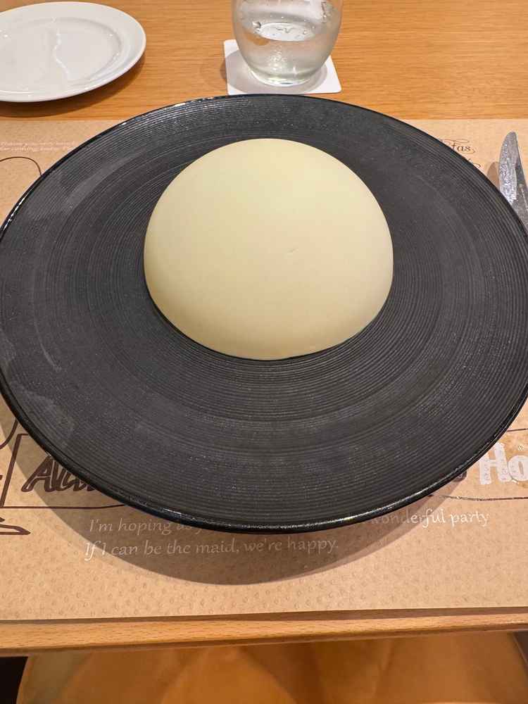 フルコースを試食しました。ソースをかけるとチョコレートのドームが溶けてデザートが出てきます