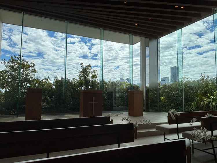 自然光を大きく取り入れることができる明るいチャペル。席に座ると建物が隠れて、空が広く見えて良い。