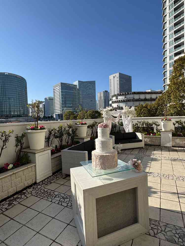 披露宴会場の外でケーキ入刀などができるスペースがありました。