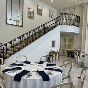 披露宴会場は白を基調とした上品な雰囲気があります。入場の演出にも使えるシンデレラ階段が素敵でした。