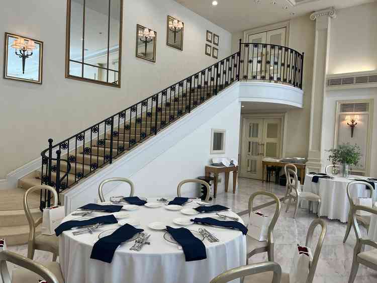 披露宴会場は白を基調とした上品な雰囲気があります。入場の演出にも使えるシンデレラ階段が素敵でした。