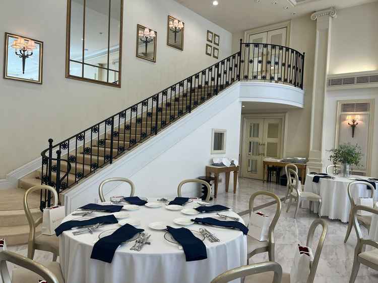 披露宴会場は白を基調とした上品な雰囲気があります。入場の演出にも使えるシンデレラ階段が素敵でした。