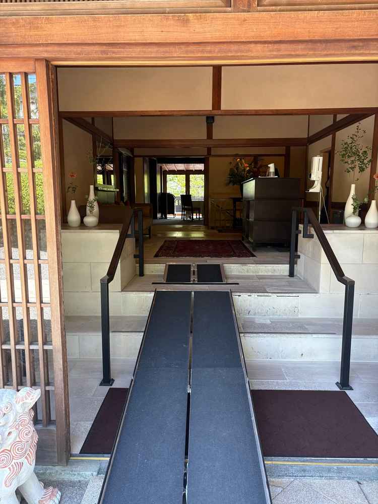 ゲストはここから入って受付をする。車椅子のゲストがいる場合はスロープを付けることも可能。