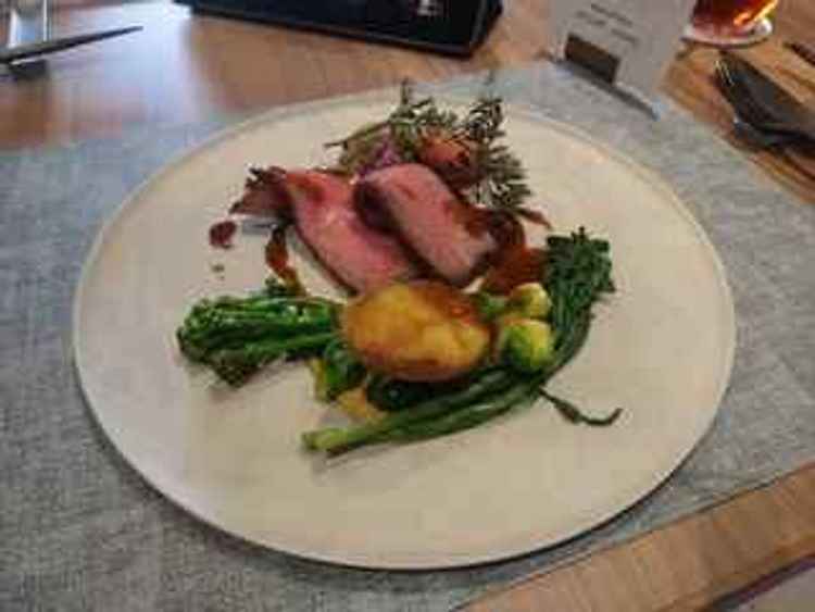 試食二品目。メインディッシュ。三河牛のステーキ。別角度からの撮影。盛り付けセンスがある。