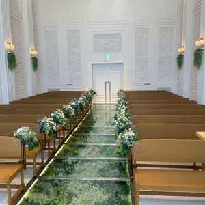 チャペル。緑のバージンロード。