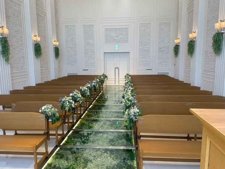 チャペル。緑のバージンロード。