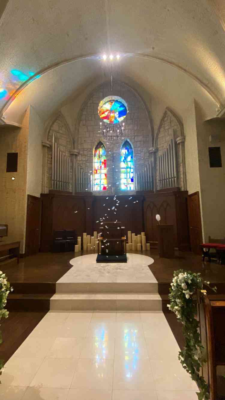 神聖なチャペルにて。羽根を降らせる演出もありました。