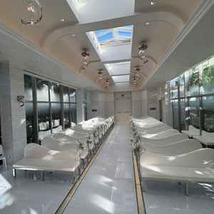 自然光がたっぷり差し込む明るいチャペルで、白を基調とした空間がとても清潔感のある雰囲気でした。