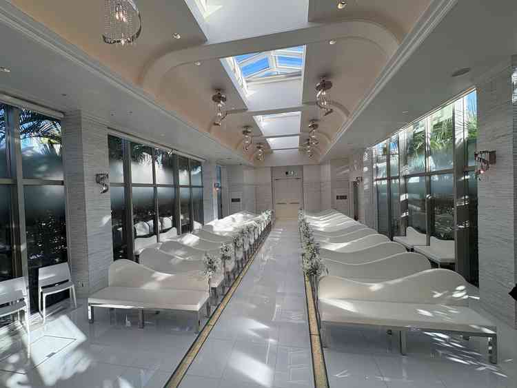 自然光がたっぷり差し込む明るいチャペルで、白を基調とした空間がとても清潔感のある雰囲気でした。