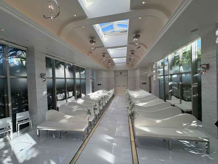 自然光がたっぷり差し込む明るいチャペルで、白を基調とした空間がとても清潔感のある雰囲気でした。