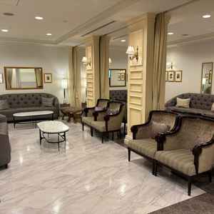 親族待合室、広く、上品な印象だった。カーテンで分けることも可能な模様