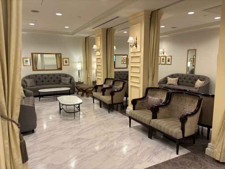 親族待合室、広く、上品な印象だった。カーテンで分けることも可能な模様