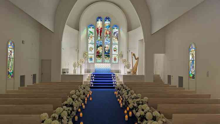 チャペルの写真。映像を投影できる仕組みが斬新で良いなと感じた。