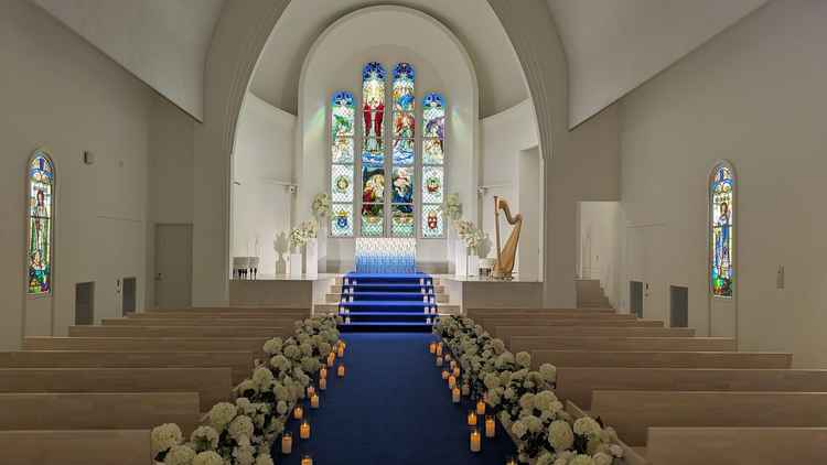 チャペルの写真。映像を投影できる仕組みが斬新で良いなと感じた。