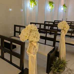 チャペルの参列者席。シンプルで良かった