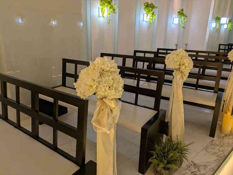 チャペルの参列者席。シンプルで良かった