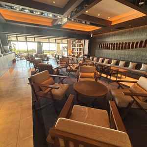 来場者の待合室を撮った写真。ここで披露宴をあげても良いくらい広く雰囲気もオシャレでとても魅力的だった