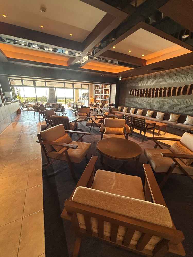 来場者の待合室を撮った写真。ここで披露宴をあげても良いくらい広く雰囲気もオシャレでとても魅力的だった