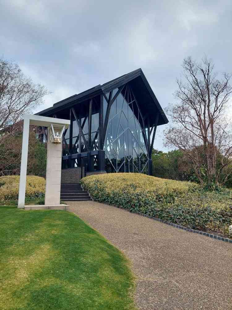 挙式会場の外観の写真。木を邪魔することないガラスとの融合で、とても美しいです。