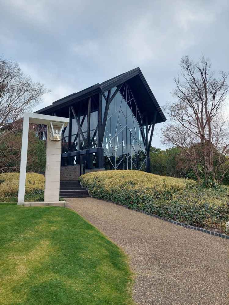 挙式会場の外観の写真。木を邪魔することないガラスとの融合で、とても美しいです。