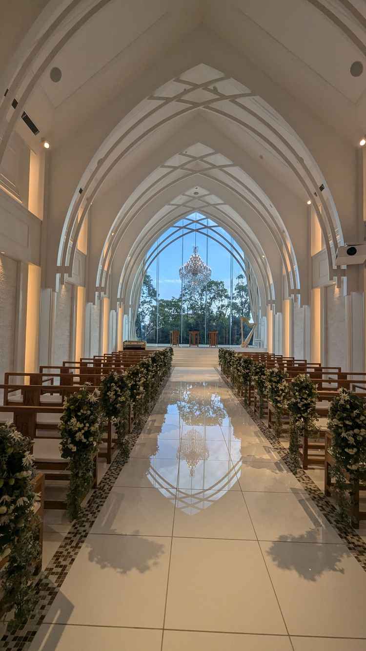 チャペルの全体写真、白基調で好みではないが、イスと植物装飾も含めたトータルの雰囲気は良かった。