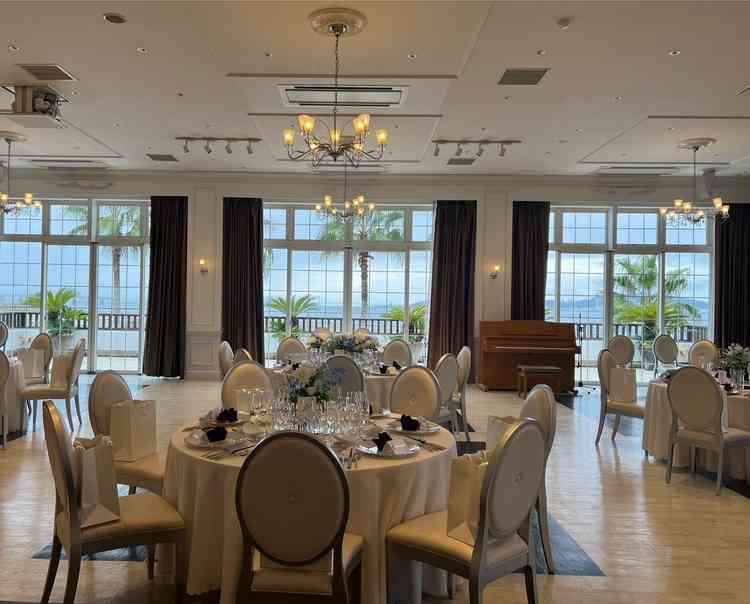 披露宴会場の写真。会場から見える外の景色は、ヤシの木や海が見えるのでリゾート感を満喫できる。