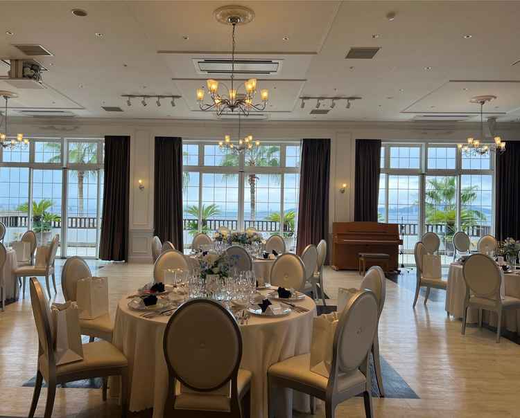 披露宴会場の写真。会場から見える外の景色は、ヤシの木や海が見えるのでリゾート感を満喫できる。